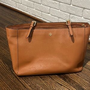 Tory Burch lap top bag. Used good condition. Beautiful sturdy bag.Selling in bag